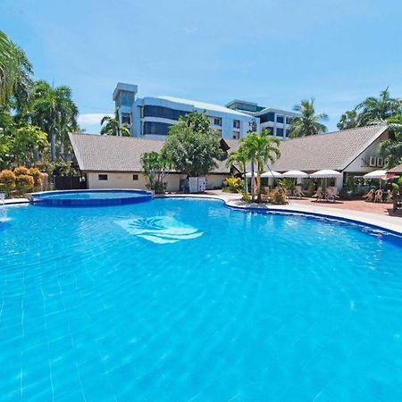 The Ritz Hotel At Garden Oases Davao Exterior photo