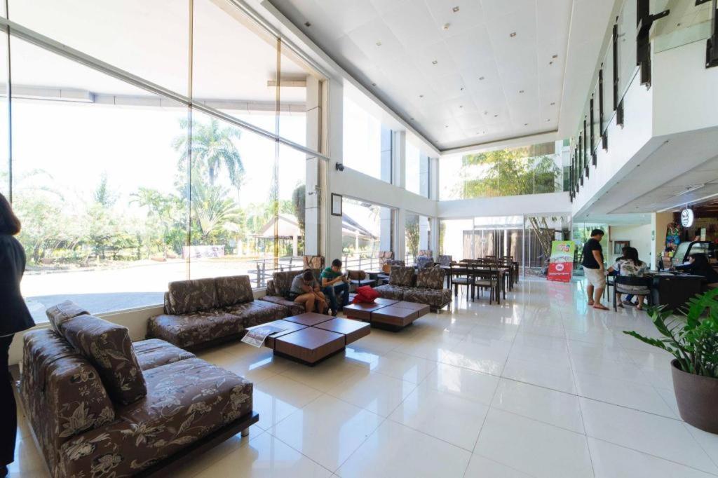 The Ritz Hotel At Garden Oases Davao Exterior photo