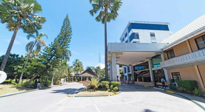 The Ritz Hotel At Garden Oases Davao Exterior photo