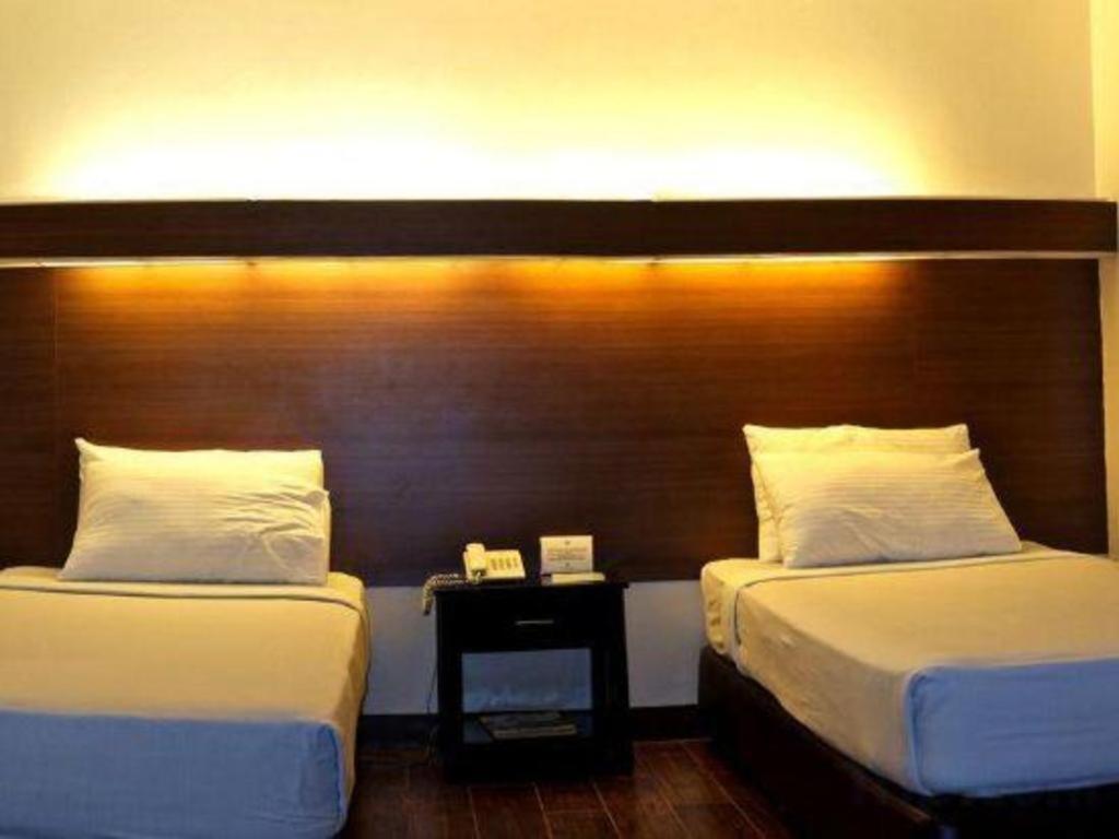 The Ritz Hotel At Garden Oases Davao Exterior photo