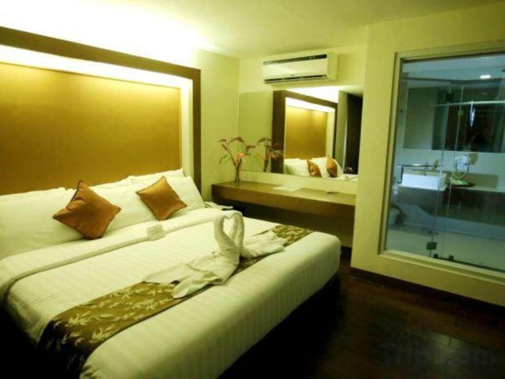 The Ritz Hotel At Garden Oases Davao Exterior photo