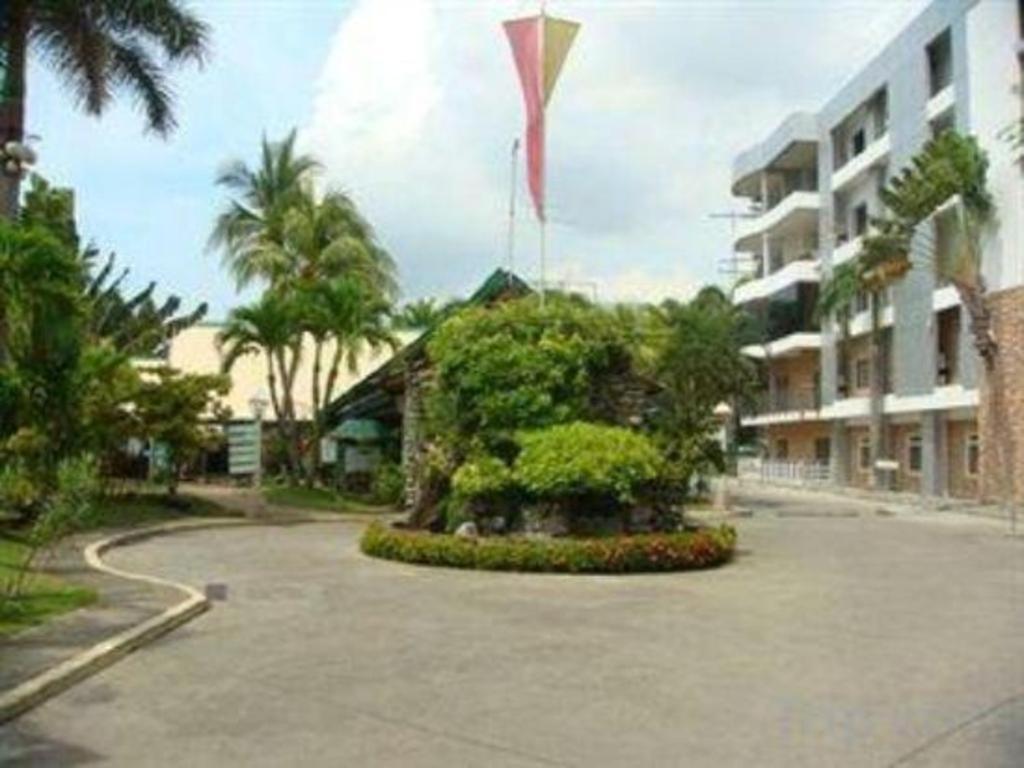 The Ritz Hotel At Garden Oases Davao Exterior photo